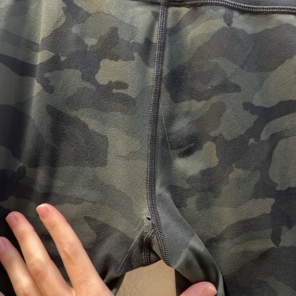 Vuori daily leggings in green camo size Small flawed - Picture 7 of 7